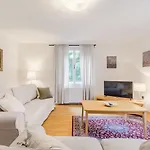 Labod, Unique At The Villa *