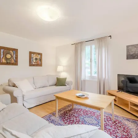 Labod, Unique At The