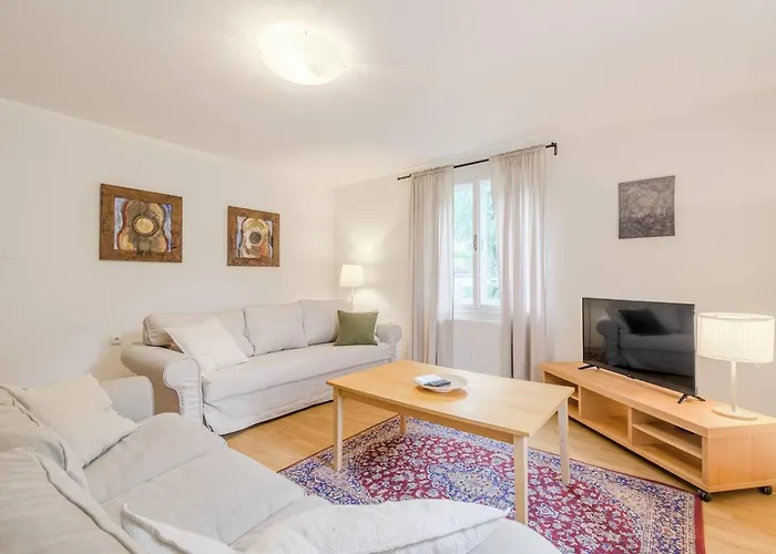 Labod, Unique At The